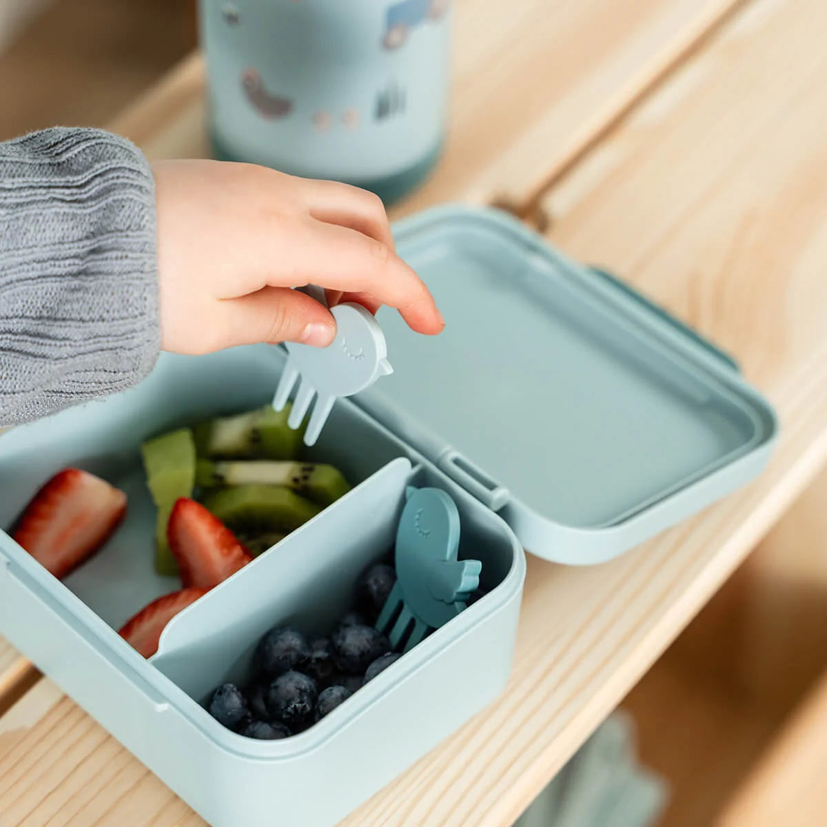 Fiambrera SNACK con separador DONEBYDEER · tiny farm azul