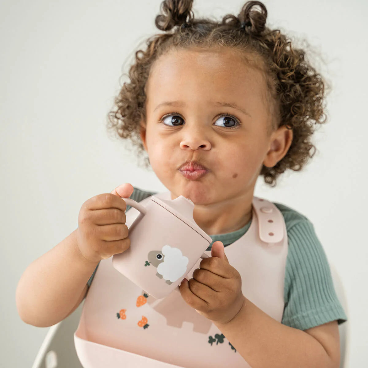 Taza de silicona con asas DONEBYDEER · tiny farm rosa