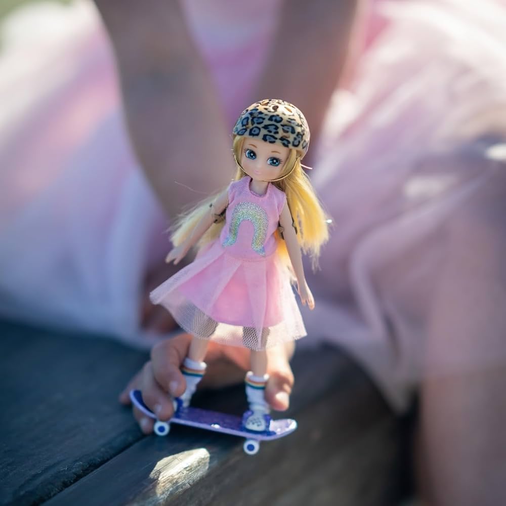 Muñeca LOTTIE en skate