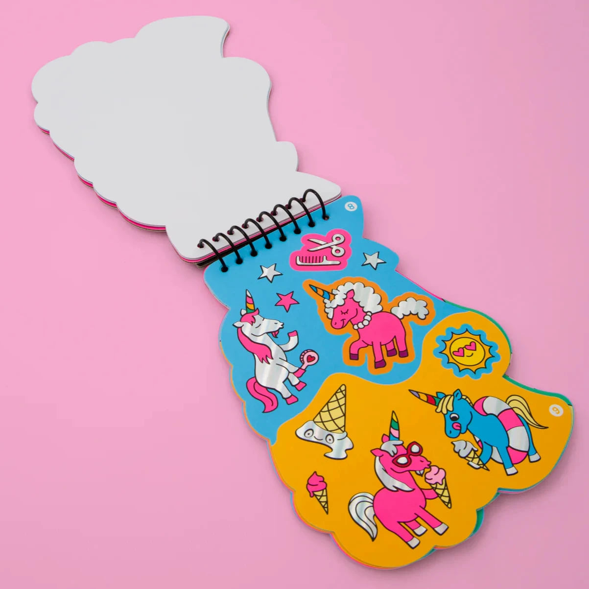Libro de pegatinas y actividades · unicornio