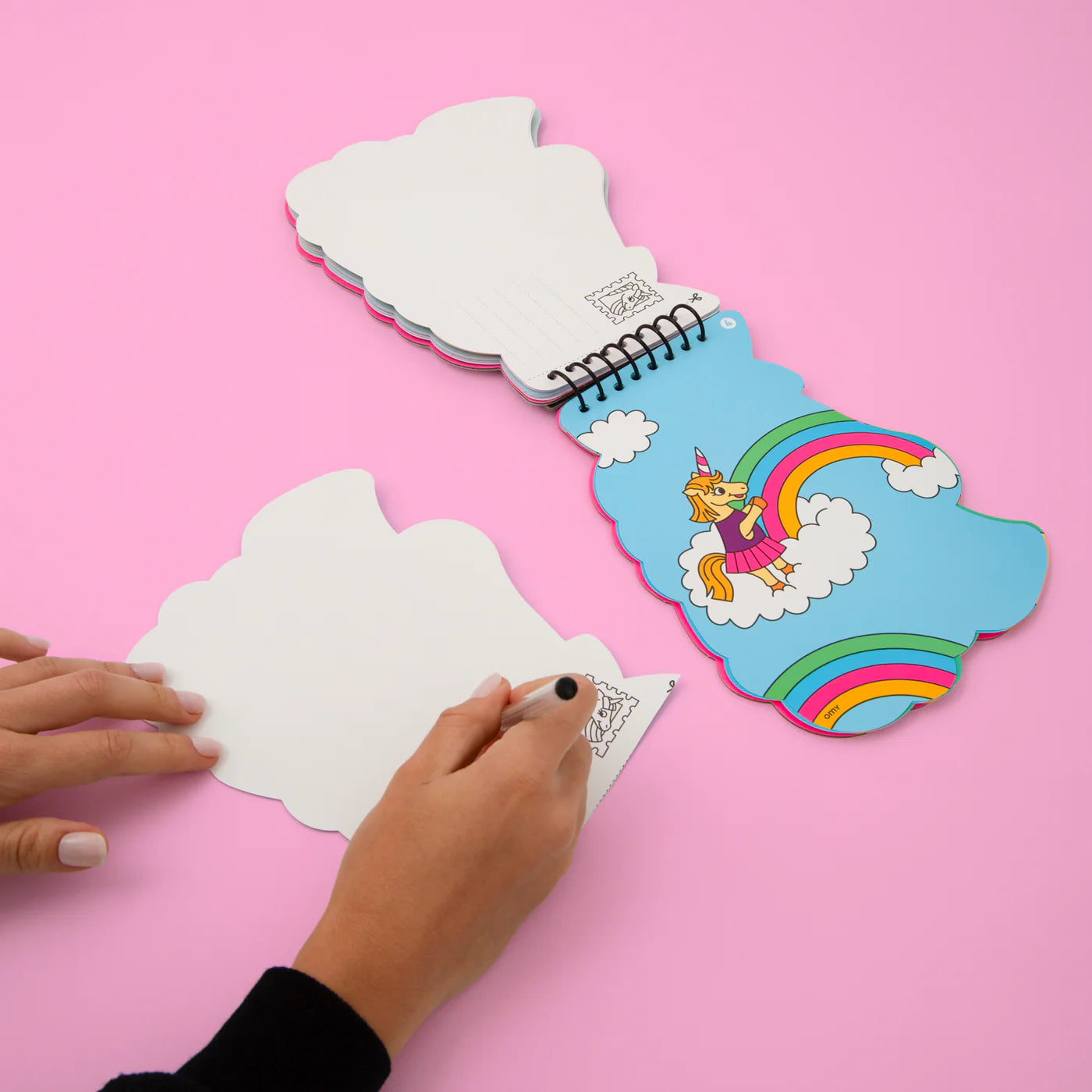 Libro de pegatinas y actividades · unicornio