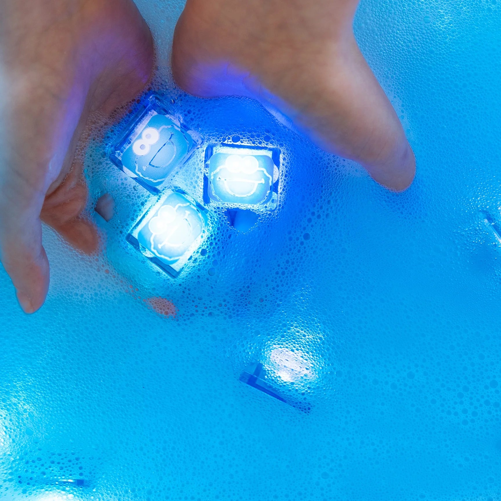 Personaje con 2 cubos de luz GLOPALS · COOKIE MONSTER