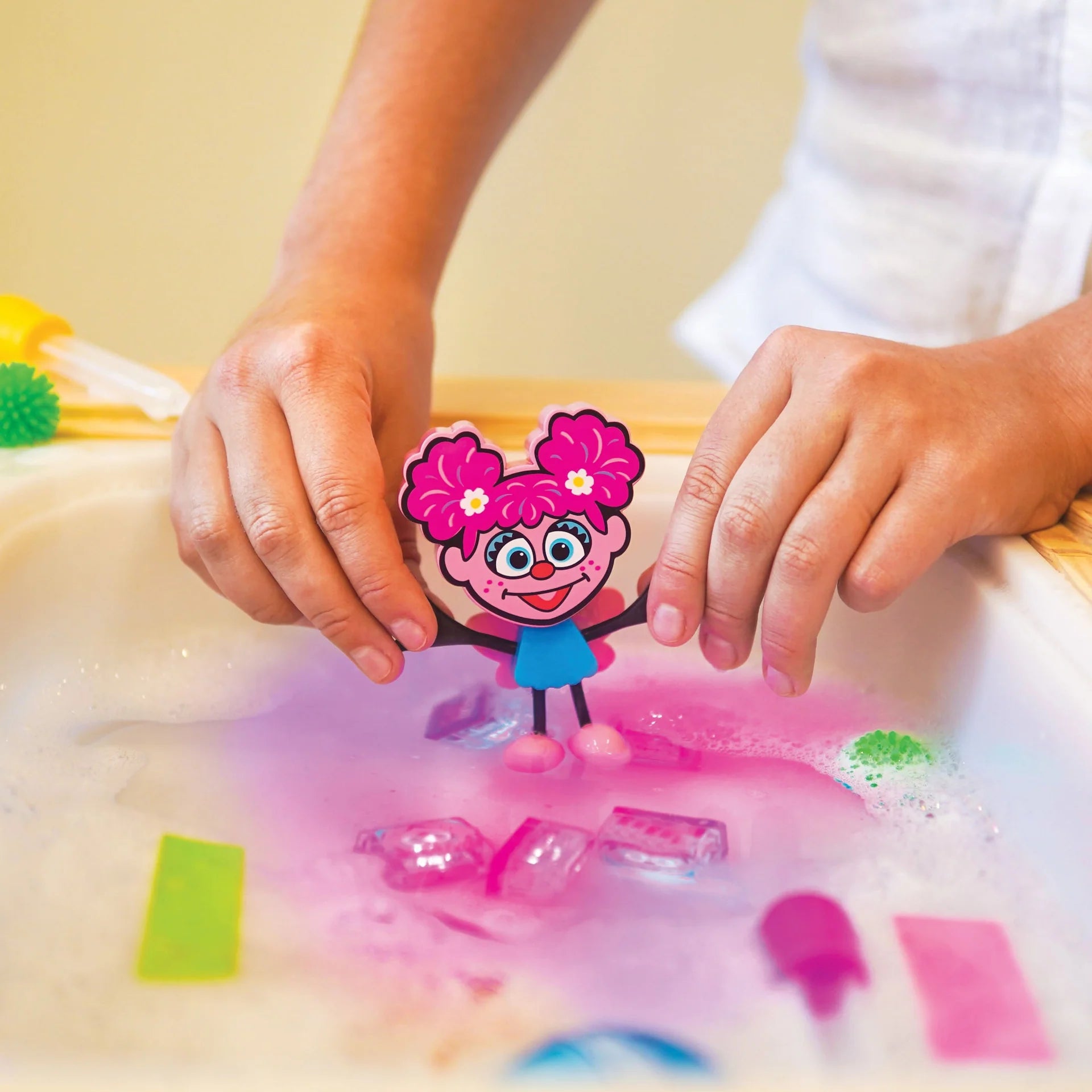 Personaje con 2 cubos de luz GLOPALS · ABBY CADABBY