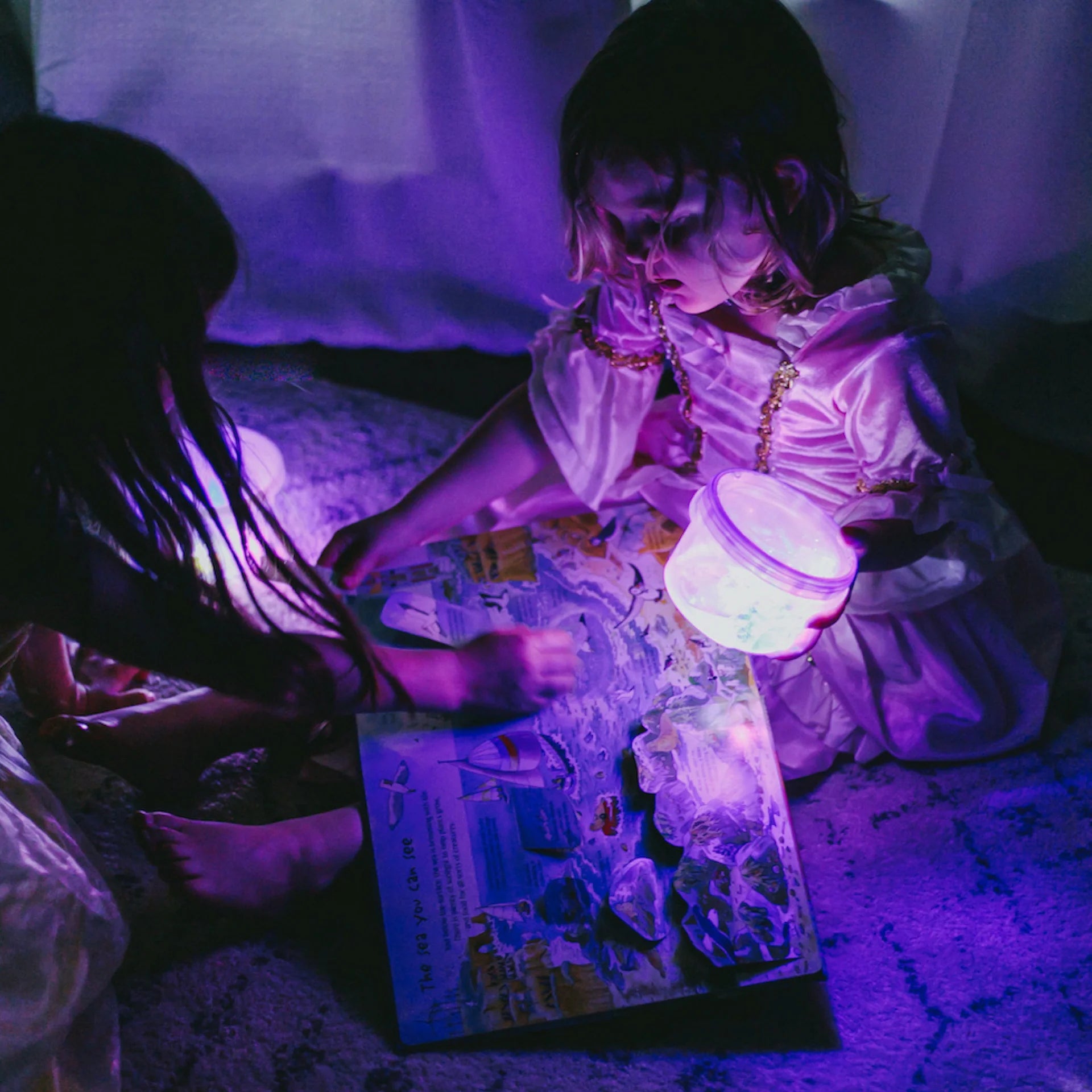 Personaje con 2 cubos de luz GLOPALS · LUMI lila