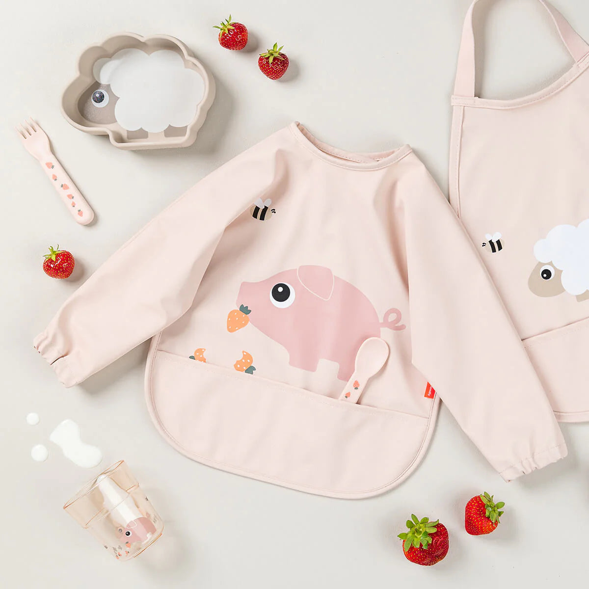 Babero con mangas DONEBYDEER tiny farm · rosa