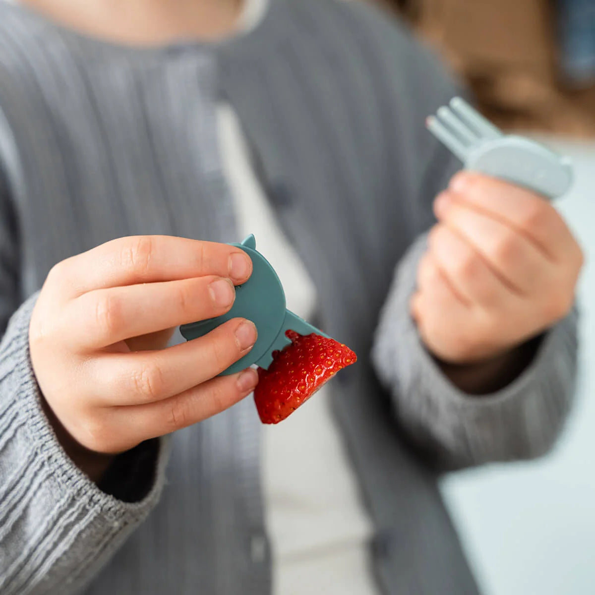 Fiambrera SNACK con separador DONEBYDEER · tiny farm azul
