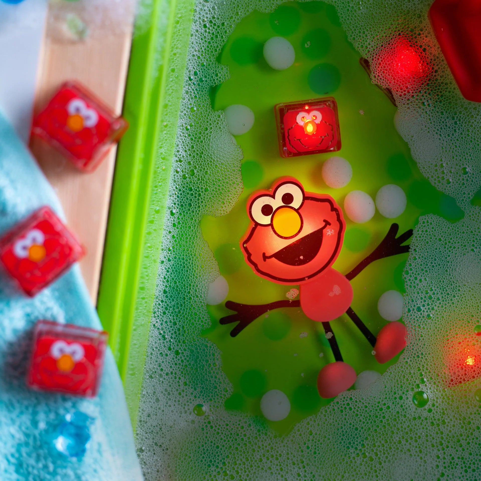 Personaje con 2 cubos de luz GLOPALS · ELMO