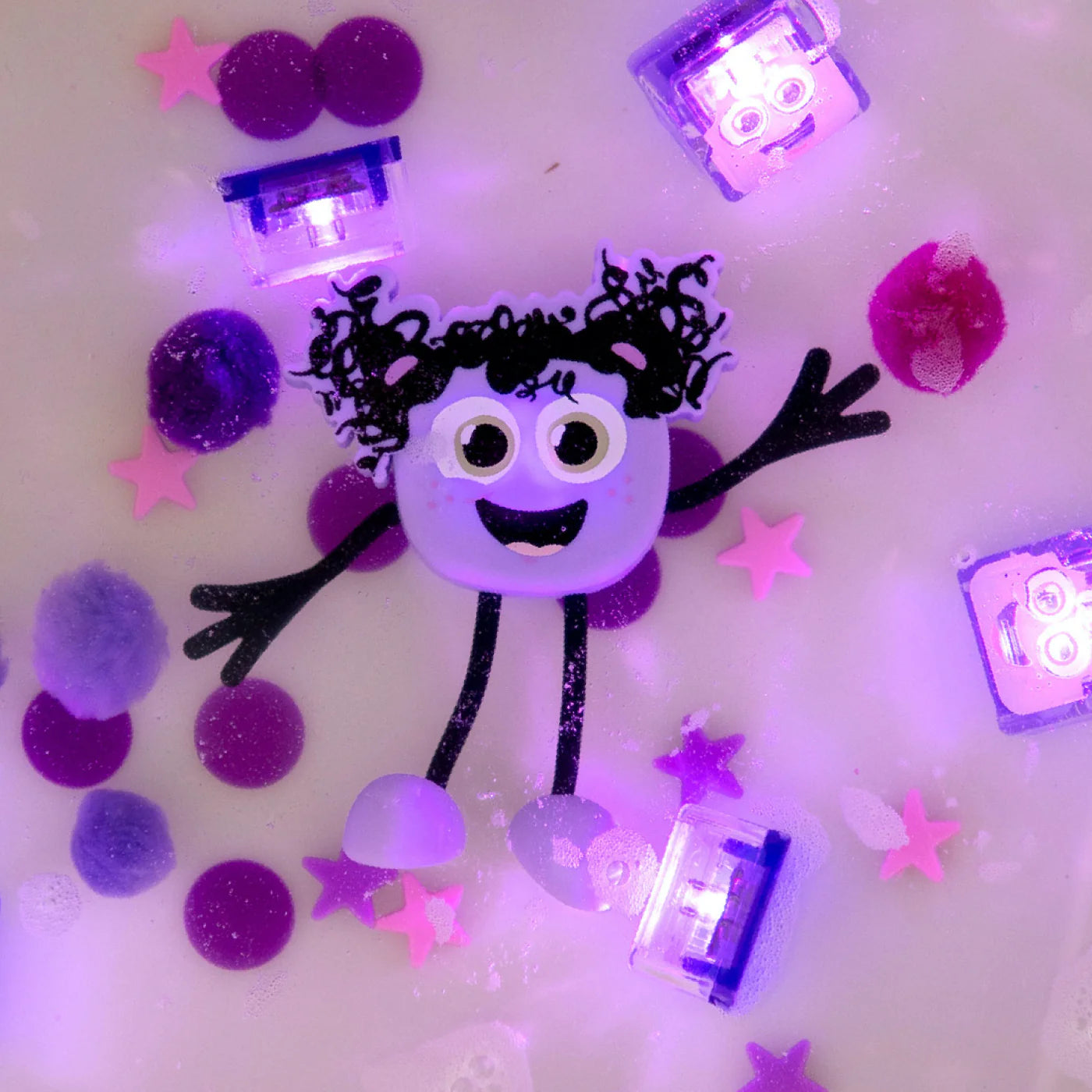 Personaje con 2 cubos de luz GLOPALS · LUMI lila